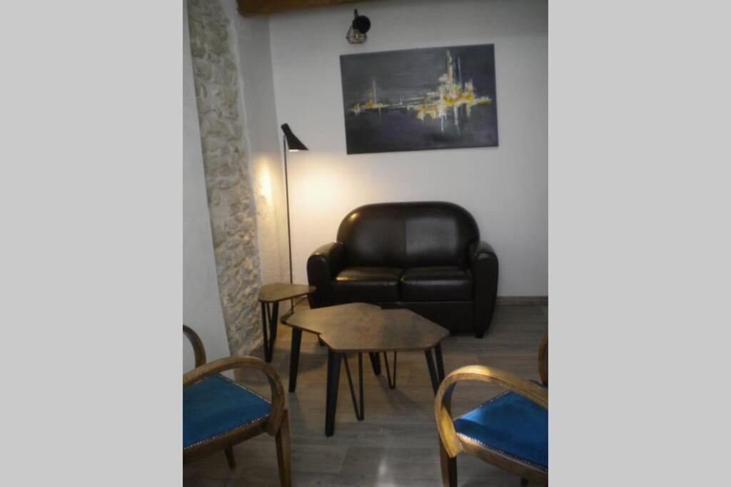 A De Vaucluse Apartment *