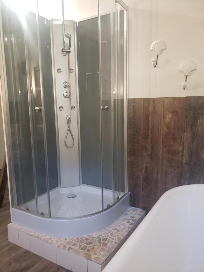 A De Vaucluse Apartment