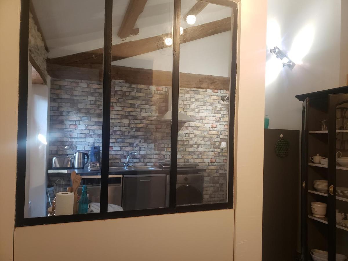 A De Vaucluse Apartment *